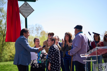 Fotos de la colocación de una placa en honor al pueblo gitano en el río Arga en Pamplona