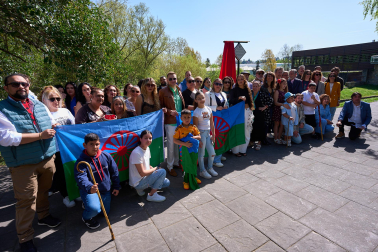 Fotos de la colocación de una placa en honor al pueblo gitano en el río Arga en Pamplona