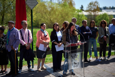 Fotos de la colocación de una placa en honor al pueblo gitano en el río Arga en Pamplona