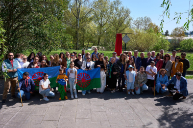 Fotos de la colocación de una placa en honor al pueblo gitano en el río Arga en Pamplona