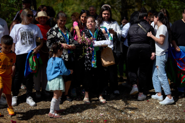 Fotos de la colocación de una placa en honor al pueblo gitano en el río Arga en Pamplona