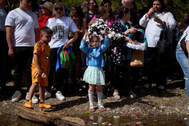Fotos de la colocación de una placa en honor al pueblo gitano en el río Arga en Pamplona