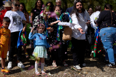 Fotos de la colocación de una placa en honor al pueblo gitano en el río Arga en Pamplona