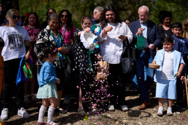 Fotos de la colocación de una placa en honor al pueblo gitano en el río Arga en Pamplona