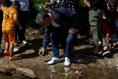 Fotos de la colocación de una placa en honor al pueblo gitano en el río Arga en Pamplona