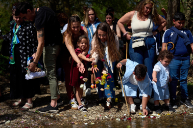 Fotos de la colocación de una placa en honor al pueblo gitano en el río Arga en Pamplona