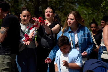 Fotos de la colocación de una placa en honor al pueblo gitano en el río Arga en Pamplona