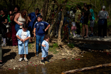 Fotos de la colocación de una placa en honor al pueblo gitano en el río Arga en Pamplona