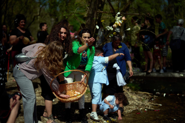 Fotos de la colocación de una placa en honor al pueblo gitano en el río Arga en Pamplona