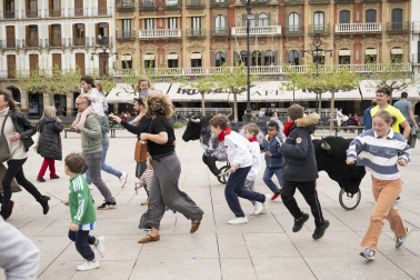 La Plaza del Castillo acogió un encierro infantil para conmemorar el Día Mundial del Autismo.