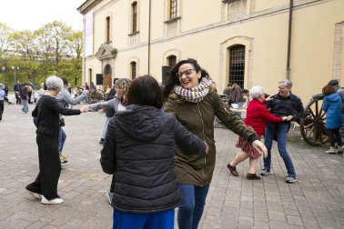 Foto del concierto picnic al aire libre en el Spring Lindy Weekend de Pamplona