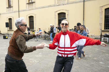 Foto del concierto picnic al aire libre en el Spring Lindy Weekend de Pamplona