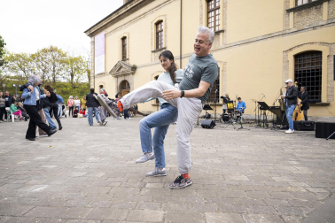 Foto del concierto picnic al aire libre en el Spring Lindy Weekend de Pamplona