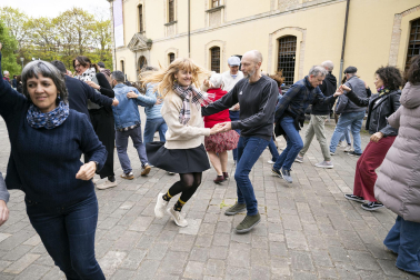 Foto del concierto picnic al aire libre en el Spring Lindy Weekend de Pamplona