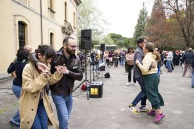 Foto del concierto picnic al aire libre en el Spring Lindy Weekend de Pamplona