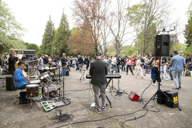 Foto del concierto picnic al aire libre en el Spring Lindy Weekend de Pamplona