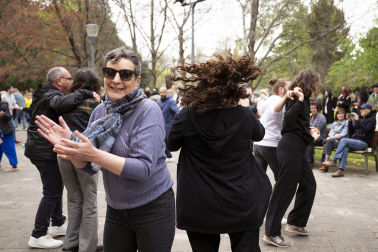 Foto del concierto picnic al aire libre en el Spring Lindy Weekend de Pamplona