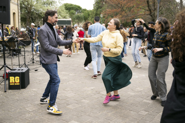 Foto del concierto picnic al aire libre en el Spring Lindy Weekend de Pamplona
