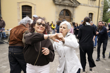 Foto del concierto picnic al aire libre en el Spring Lindy Weekend de Pamplona