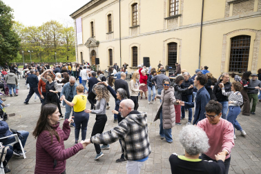 Foto del concierto picnic al aire libre en el Spring Lindy Weekend de Pamplona