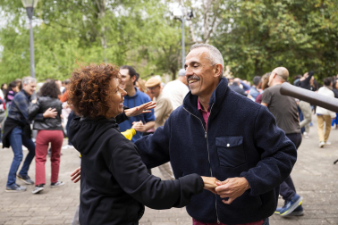 Foto del concierto picnic al aire libre en el Spring Lindy Weekend de Pamplona