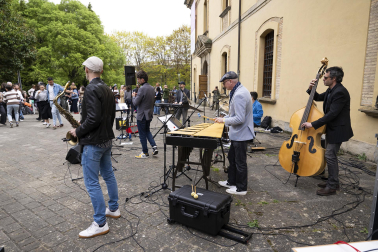 Foto del concierto picnic al aire libre en el Spring Lindy Weekend de Pamplona