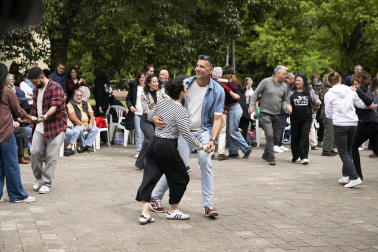Foto del concierto picnic al aire libre en el Spring Lindy Weekend de Pamplona