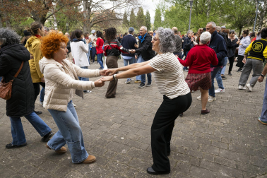 Foto del concierto picnic al aire libre en el Spring Lindy Weekend de Pamplona