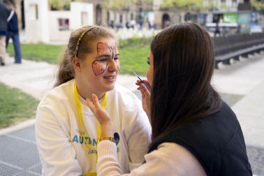 Foto de la jornada festiva organizada por la Asociación Navarra de Autismo (ANA) en la Plaza del Castillo