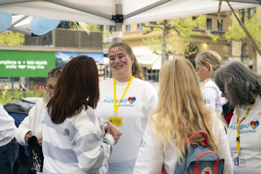 Foto de la jornada festiva organizada por la Asociación Navarra de Autismo (ANA) en la Plaza del Castillo