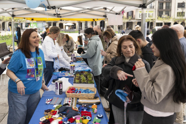 Foto de la jornada festiva organizada por la Asociación Navarra de Autismo (ANA) en la Plaza del Castillo