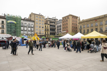 Foto de la jornada festiva organizada por la Asociación Navarra de Autismo (ANA) en la Plaza del Castillo