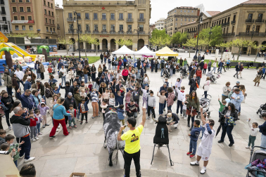 Foto de la jornada festiva organizada por la Asociación Navarra de Autismo (ANA) en la Plaza del Castillo