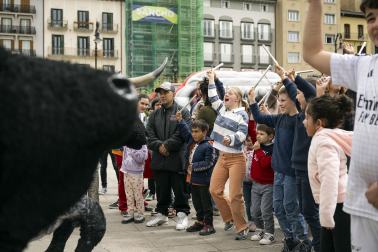 Foto de la jornada festiva organizada por la Asociación Navarra de Autismo (ANA) en la Plaza del Castillo
