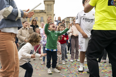 Foto de la jornada festiva organizada por la Asociación Navarra de Autismo (ANA) en la Plaza del Castillo