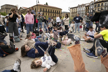Foto de la jornada festiva organizada por la Asociación Navarra de Autismo (ANA) en la Plaza del Castillo