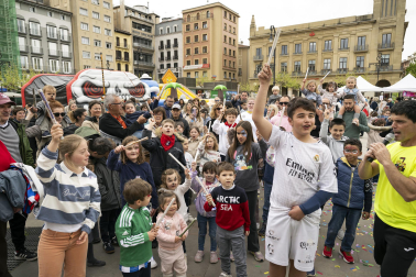 Foto de la jornada festiva organizada por la Asociación Navarra de Autismo (ANA) en la Plaza del Castillo