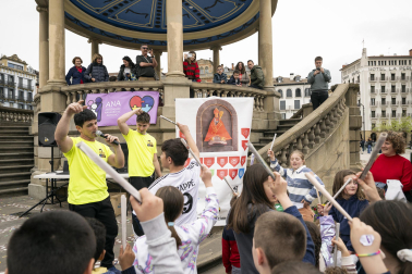 Foto de la jornada festiva organizada por la Asociación Navarra de Autismo (ANA) en la Plaza del Castillo