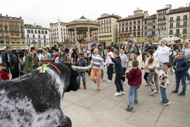 Foto de la jornada festiva organizada por la Asociación Navarra de Autismo (ANA) en la Plaza del Castillo