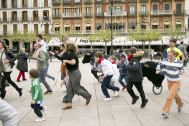 Foto de la jornada festiva organizada por la Asociación Navarra de Autismo (ANA) en la Plaza del Castillo