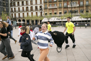 Foto de la jornada festiva organizada por la Asociación Navarra de Autismo (ANA) en la Plaza del Castillo