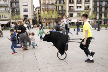 Foto de la jornada festiva organizada por la Asociación Navarra de Autismo (ANA) en la Plaza del Castillo
