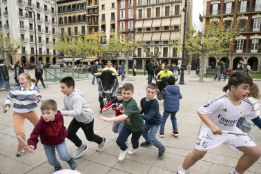 Foto de la jornada festiva organizada por la Asociación Navarra de Autismo (ANA) en la Plaza del Castillo