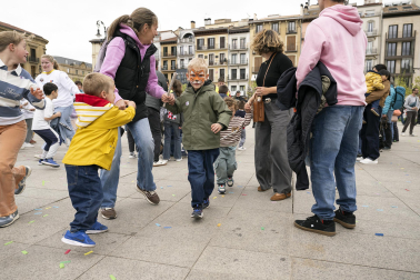 Foto de la jornada festiva organizada por la Asociación Navarra de Autismo (ANA) en la Plaza del Castillo