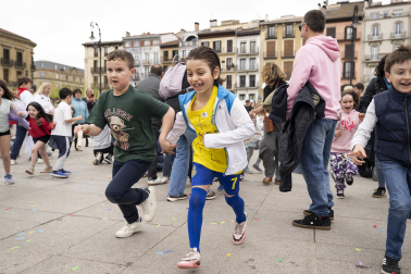 Foto de la jornada festiva organizada por la Asociación Navarra de Autismo (ANA) en la Plaza del Castillo