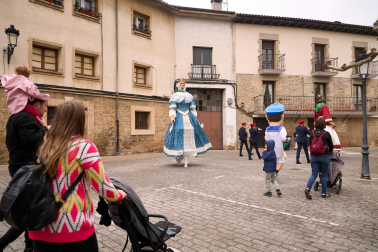Foto del desfile de los Gigantes de Huarte con motivo del 75 aniversario de la comparsa