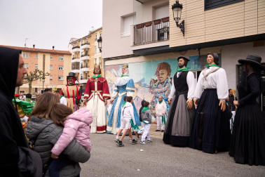 Foto del desfile de los Gigantes de Huarte con motivo del 75 aniversario de la comparsa