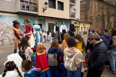Foto del desfile de los Gigantes de Huarte con motivo del 75 aniversario de la comparsa