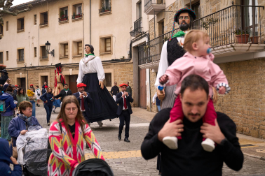 Foto del desfile de los Gigantes de Huarte con motivo del 75 aniversario de la comparsa