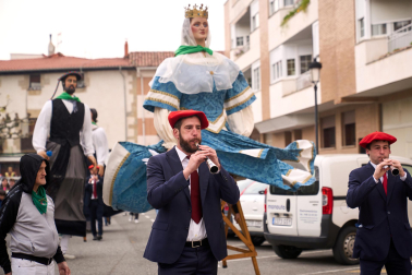 Foto del desfile de los Gigantes de Huarte con motivo del 75 aniversario de la comparsa